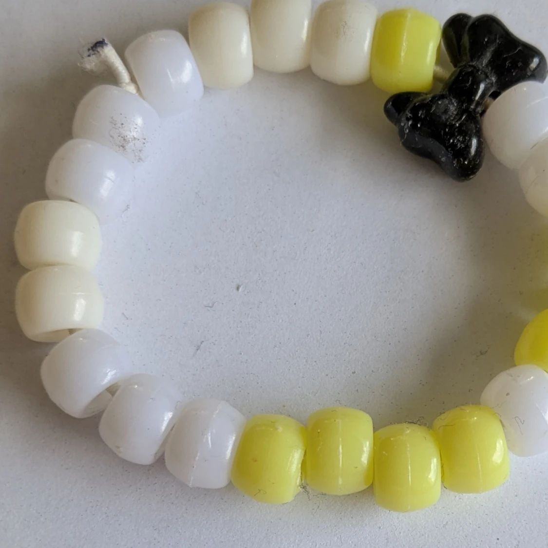 Färgglatt pärlarmband med rosett - 3