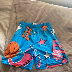 Färgglada shorts med basketmönster - Storlek M