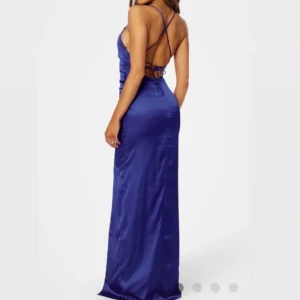 Balklänning  - Säljer min fina balklänning då jag inte kommer ha användning för den, jag är 172cm och har klackar så klänningen är lång. Hoppas den kommer till användning för någon annan, till t.ex. bal eller annan festlighet!❤️