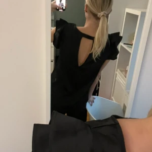 Svart klänning från Vila - fin topp från vila i storlek xs fest/äta ute topp. 