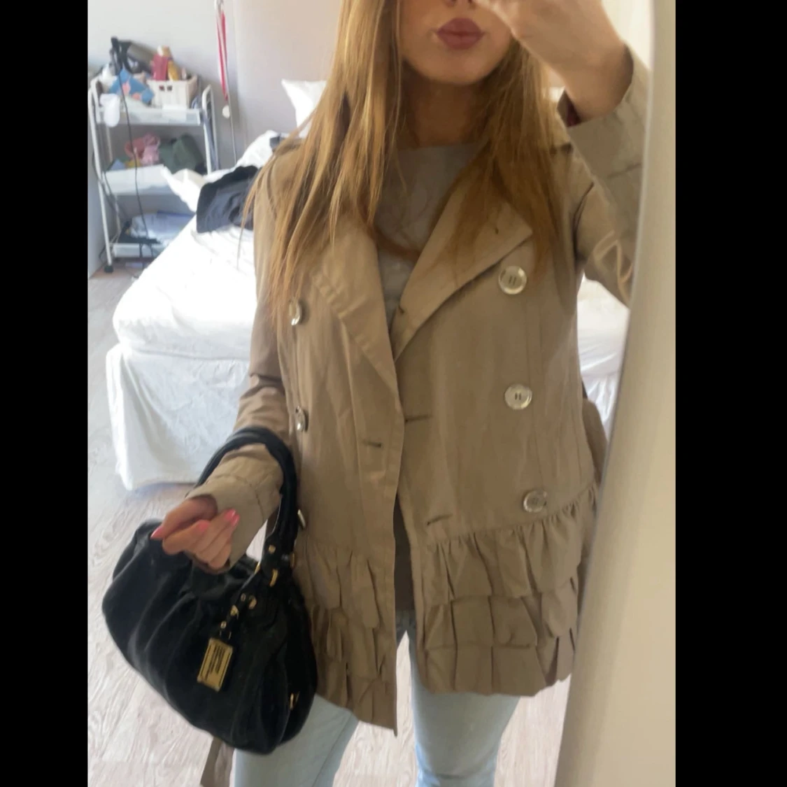 Beige trenchcoat med volangdetaljer - 1