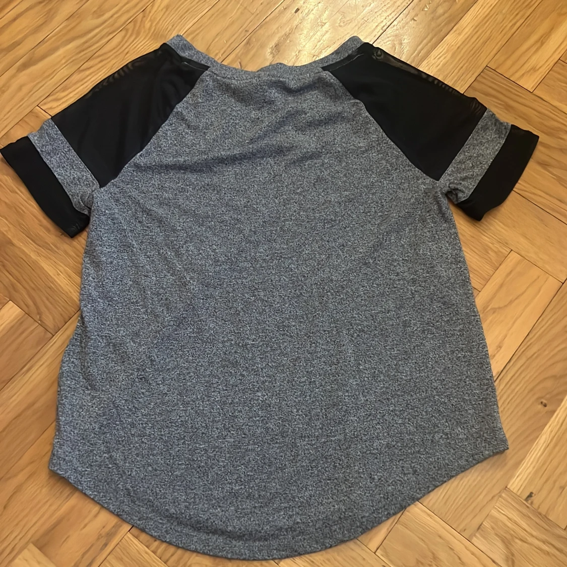 Grå och svart t-shirt - 2