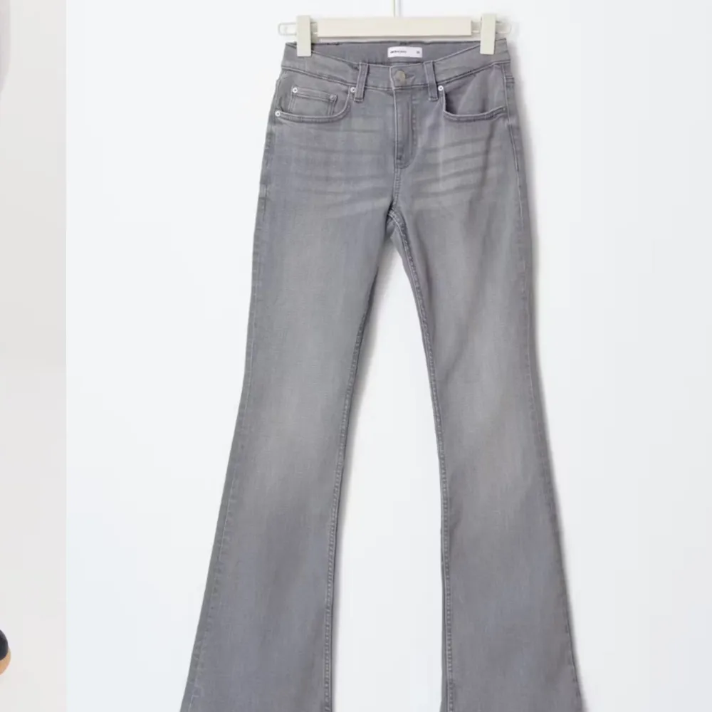 Snygga grå bootcut jeans som tyvärr inte kommer till användning💕 har använt dom ett flertal gånger men inget som syns, jag är 155 och har lagt upp dom i benen och finns ungefär 1 decimeter att ta ner💕. Farkut & Housut.