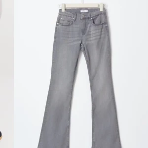 Grå bootcut jeans - Snygga grå bootcut jeans som tyvärr inte kommer till användning💕 har använt dom ett flertal gånger men inget som syns, jag är 155 och har lagt upp dom i benen och finns ungefär 1 decimeter att ta ner💕