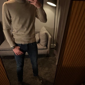 Beige zara tröja i merinoull - Säljer en beige tröja i merinoull ifrån zara, i storlek small, och den är i bra skick. Jag som har på mig den är 174cm lång och den sitter bra, endast på gränsen till kort i ärm. Köpte den på zara i spanien för ca 850kr. Bara att du hör av dig om du har några funderingar 🙌🏼 Pris kan diskuteras vid snabb och smidig affär. 