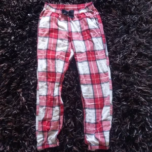 Jul-pyjamasbyxor - Säljer ett par sköna pyjamasbyxor. Byxorna har en elastisk midja med rosett  som inte kan knytas. Säljer då dem är för små för mig