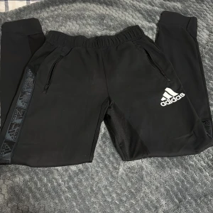 Adidas mjukis byxor  - Säljer dessa sköna adidas mjukis byxor då de inte kommer till användning. (De har ingen bakficka). 
