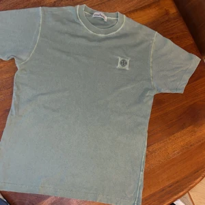 Grön t-shirt från Stone Island - Säljer min gröna t-shirt från Stone island för att den passar inte mig längre 