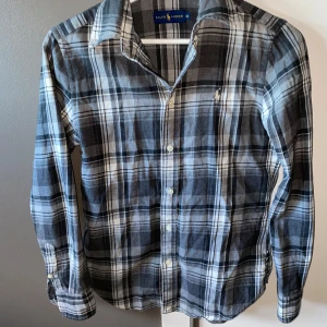 Ralph lauren skjorta - Polo ralph lauren skjorta i grå rutig design. Säljer då den är för liten. Storlek xs. Skriv vid frågor eller funderingar💬