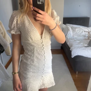 Vit spetsklänning från Kiss The Sky - Superfin klänning från Kiss The Sky. Aldrig använd. Så fin till stundenten och sommarn! 🌸