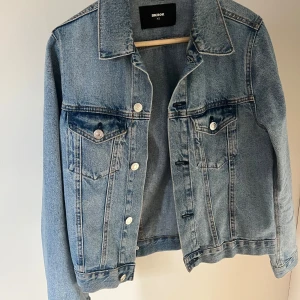Ljusblå jeansjacka från Bik Bok - Ljusblå jeansjacka från BiKBok i stl XS. Superfint skick! 
