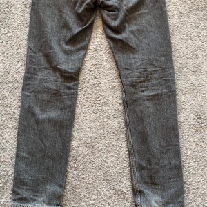 Gråa Weekday jeans  - Gråa Weekday jeans modellen heter Pine storlek 29/32