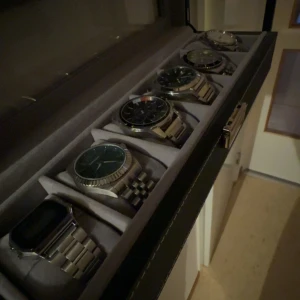 Klockor säljes  - Dissing 599 Fossil 699Hilfiger 599 Faucon (gröna) 599 Casio (vita) 399Paketpris för allt 2699 +klocklådan