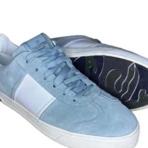 Blåa Valentino  sneakers - Snygga gråa sneakers från Valentino Garavani i mocka med vita detaljer. Skorna har en klassisk design med snörning och en bekväm sula. Perfekta för en stilren look. Skorna är ganska använda men är perfekta till sommaren och våren. Skick 6/10 finns inget kvitto eller box då jag köpte de här på Plick men de är äkta