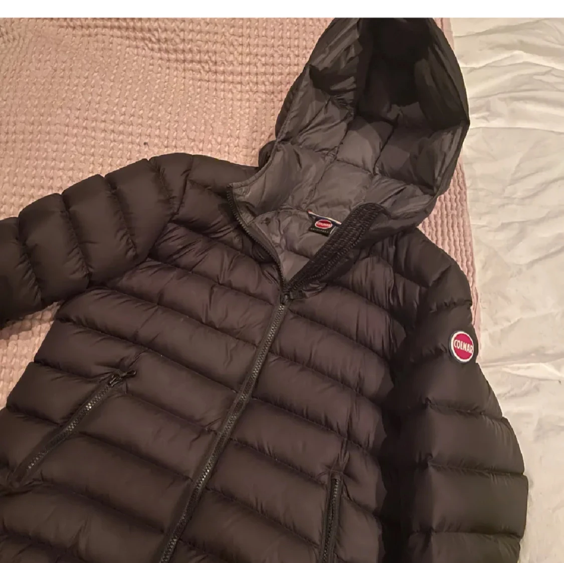 Svart dunjacka från Colmar