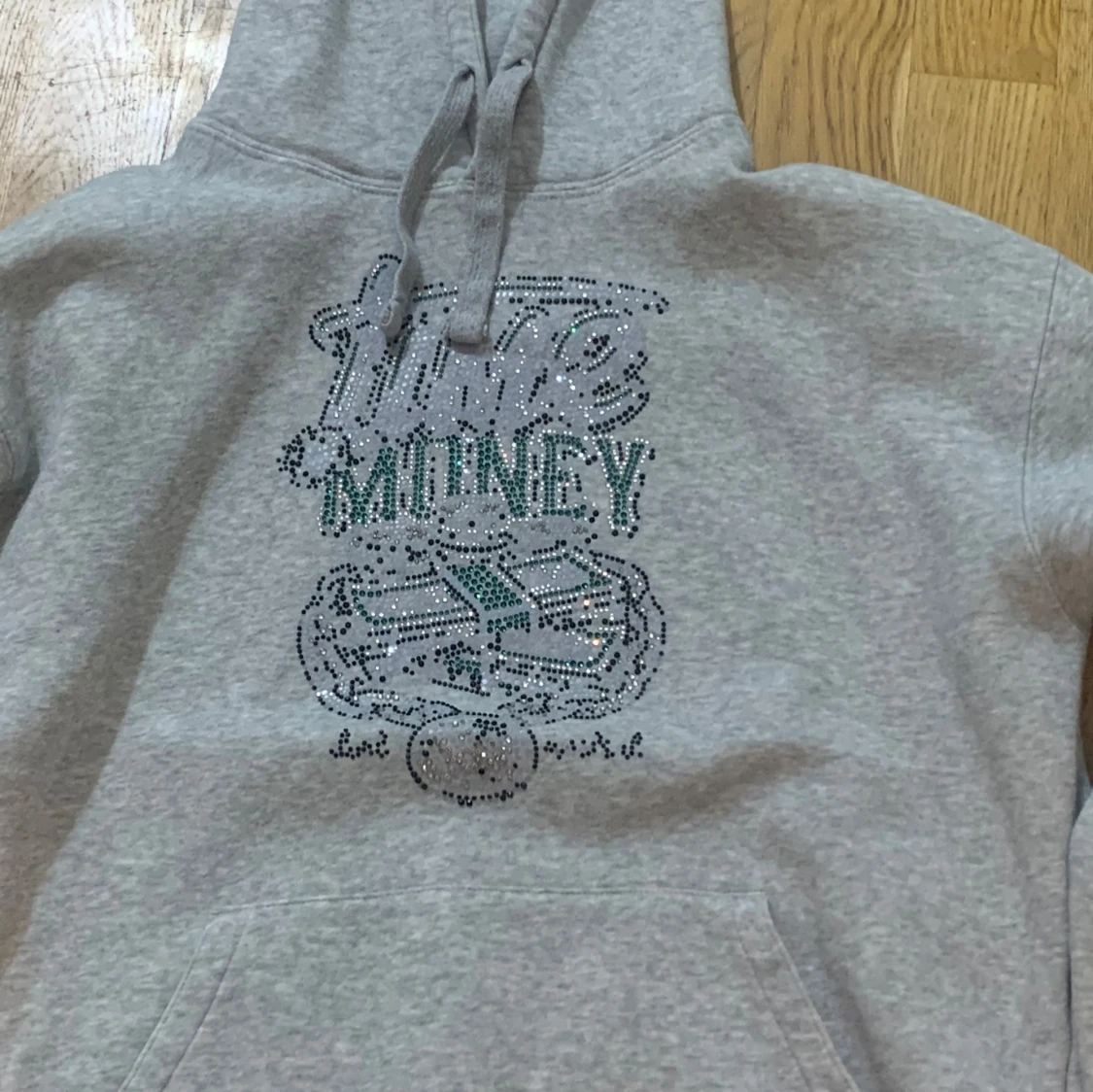 Grå hoodie med glittrig text - 1