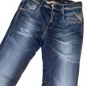 Mörkblå jeans från Replay - Snygga mörkblå jeans från Replay. Jeansen har en normal passform och är tillverkade i ett slitstarkt denimtyg. Jeansen är stretchiga , hyperflex. Använda ett fåtal gånger endast. Storleken är w30/34