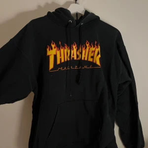 Svart hoodie från Thrasher - Säljer en svart hoodie från Thrasher med stl L och den är väldigt skön men inga tydliga täcken på mycket användaning men i övrigt väldigt skön för den är lite oversize 