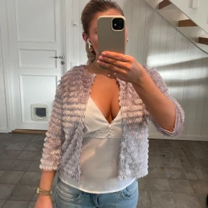 Grå volang kofta  - Säljer en grå kofta med trekvatsärm ifrån next i storlek S😍😍