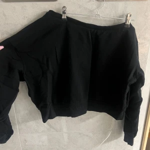 Svart offshoulder tröja från Even&Odd - Säljer en svart offshoulder tröja från Even&Odd. Tröjan har en lös passform och är perfekt för en avslappnad stil. Den är tillverkad i ett mjukt material och har ribbade kanter vid ärmslut och nederkant.