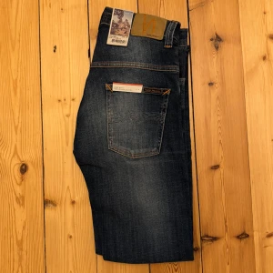 HELT NYA Nudie slim fit jeans ”Thin Finn” W29 L30 - Tvärfeta marinblåa Nudie slim fit jeans | skick 10/10, helt nya med lappar | modell ”Thin Finn” | W29 L30 | pris i butik ca 1500kr, vårat pris 699kr, galet bra pris | vi postar inom 24 timmar, ofta inom 60 minuter | vi kan ej erbjuda en bild med jeansen på då det inte är våran storlek // HLselling