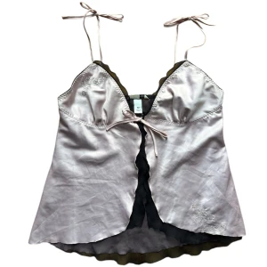 Ljusrosa y2k vintage satinlinne från H&M -  ljusrosa satinlinne från gammal H&M med smala axelband och knytning fram. Strl M men passar mig som är en S också. 