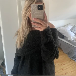 Stickad offshoulder - Stickad tröja ifrån vero Moda som Kommer ej till anvädning💗 