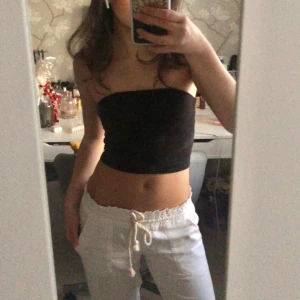 Tubtopp - Säljer en svart tubtopp från Bik Bok, strl. XS🖤 På toppen finns en funktion som sitter ovanför brösten som gör att toppen sitter på plats (bild 4) och på bild 5 är det ”smuts” på höger sida som inte går bort (den var så redan vid köpet i butik). Använd ett väldigt fåtal gånger.  PS säljer en exakt likadan fast i vit🤍!