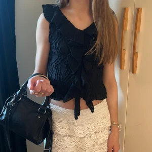 Svart armlös blus med volangdetaljer - Söt blus från Gina Young. Skriv vid frågor🩷 storlek 146-152💖 knappt använd!