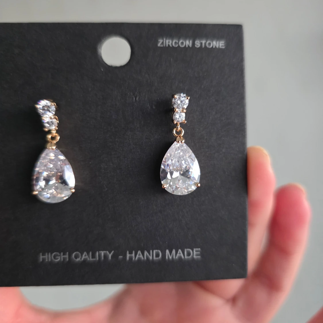 Glittriga örhängen med zirkonsten - 4