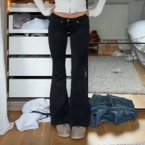 Lågmidjade jeans  - Lågmidjade jeans från ginatricot med fickor där bak. Endast testade 