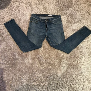 Blå jeans från Tiger of Sweden - Snygga blå evolve jeans i slim fit från Tiger of Sweden. Priset kan diskuteras!!