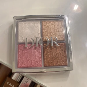 Dior Backstage Glow Face Palette 001 Universal - Dior Backstage Glow Face Palette med fyra nyanser: Strobe White, Strobe Gold, Blush Pink och Blush Bronze. Perfekt för att skapa en strålande look med både highlighter och rouge. Kompakt och elegant design med Dior-logga på locket. Nästan helt oanvänd bara lite på Strobe white❤️