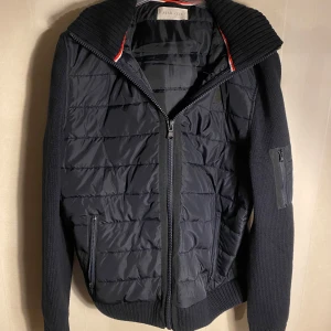 Svart quiltad jacka från Peak One - Snygg svart quiltad jacka från Peak One med dragkedja och ribbad krage. Jackan har långa ärmar och praktiska fickor med dragkedja. Perfekt för kyligare dagar med sin stilrena design och bekväma passform. Använd 1 gång och den sitter riktigt fint och är super skön.