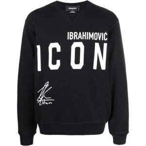 Sweatshirt Dsquared2 - Snygg svart sweatshirt från Dsquared2 med texten 'IBRAHIMOVIC ICON' i vitt på framsidan. Baksidan har ett tryck med fyra bilder och ett citat. Zlatans signatur är även tryckt. Tröjan har långa ärmar och rund halsringning. 