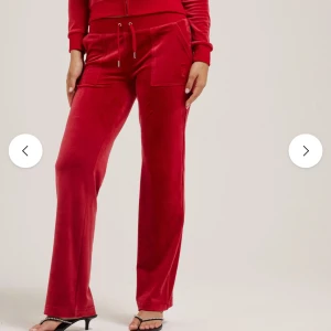 Röda juicy byxor - Säljer dessa då de inte kommer till användning längre!! Verkligen så sköna, använda men fortfarande bra skick❤️ vill bara bli av med de därav så billigt pris, köpta för 1200