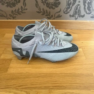 Fotbollsskor - Nike elite, slutsålda överallt, limited edition