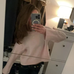 Ljusrosa stickad tröja - Mysig ljusrosa stickad tröja med rund hals och långa ärmar. Perfekt för kyliga dagar och enkel att matcha med jeans eller kjol. Tröjan har ribbade muddar vid ärmslut och nederkant för extra komfort. Första bilden lånad💗💗
