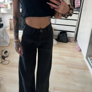 Svarta jeans  - Svarta högmidjade jeans