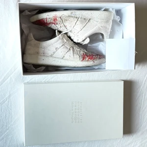Maison Margiela paint splatter  - Hej mina vänner! Jag säljer nu ett par Maison Margiela paint splatter. Riktigt unika och exklusiva skor. Dessa skor är otroligt sällsynta och väldigt svåra att få tag på i just den här färgen. Ni är mycket välkomna att höra av er om ni är intresserade av att köpa skorna eller bara har frågor. Med vänlig hälsning!