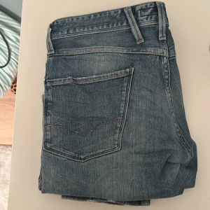 Blå jeans från Replay - Snygga blå jeans från Replay med en klassisk straight fit. De har en normal passform och är tillverkade i slitstarkt denim. Perfekta för en avslappnad stil.