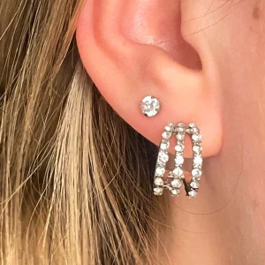 Glittriga örhängen i silver - Snygga örhängen i silver med tre rader av glittrande stenar. Nästan aldrig använda och rostar inte🥰 Priset är diskuterbart!  