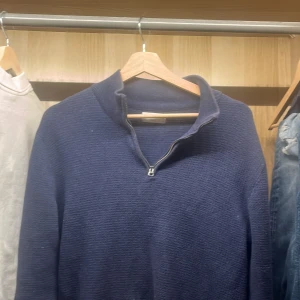 Mörkblå tröja med dragkedja från These Glory Days - Säljer denna tvär feta half- zippen från These Glory Days(Volt)💯. Cotton/bomulls tröja😁. Sjukt perfekt till våren/ sommaren!! Denna tröja uppgraderar din garderob från en 6/10 - 10/10!! Storlek Medium🤩, tveka aldrig att fråga någon fråga!😍🙏🏽💯