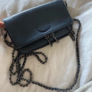 Zadig väska - Säljer denna superfina mörkblåa Zadig väskan i den lilla modellen. Den är i väldigt bra skick. Kedjan har gått sönder en gång men är lagad så det är inget som påverkar skicket❤️ lägg gärna bud