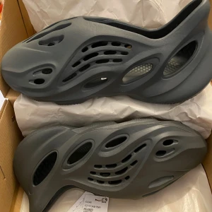 Carbon foam yeezy - Helt nya kvitto finns! Deadstock