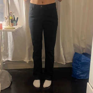 Svarta jeansbyxor - Snygga svarta jeansbyxor med en klassisk straight passform. 