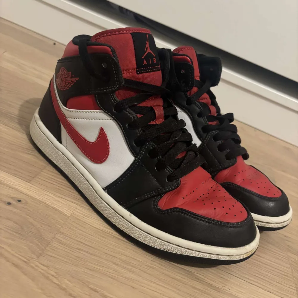 Säljer ett par klassiska Nike Air Jordans i en snygg färgkombination av rött, svart och vitt. Skorna har den ikoniska Air Jordan-loggan på sidan och snörning framtill. Perfekta för dig som vill ha en stilren och sportig look.. Kengät.