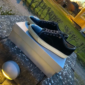 Lanvin cap toe - Tjenare! Jag säljer dessa lanvins i bra skick!   Den enda defekten är undersidan av skon men det går att laga ganska billigt, jag tar byten mot andra skor i samma prisklass 