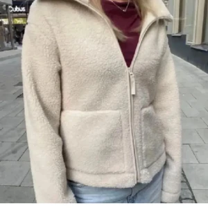 Hm teddyjacka - Säljer min fina teddyjacka i nyskick ❤️