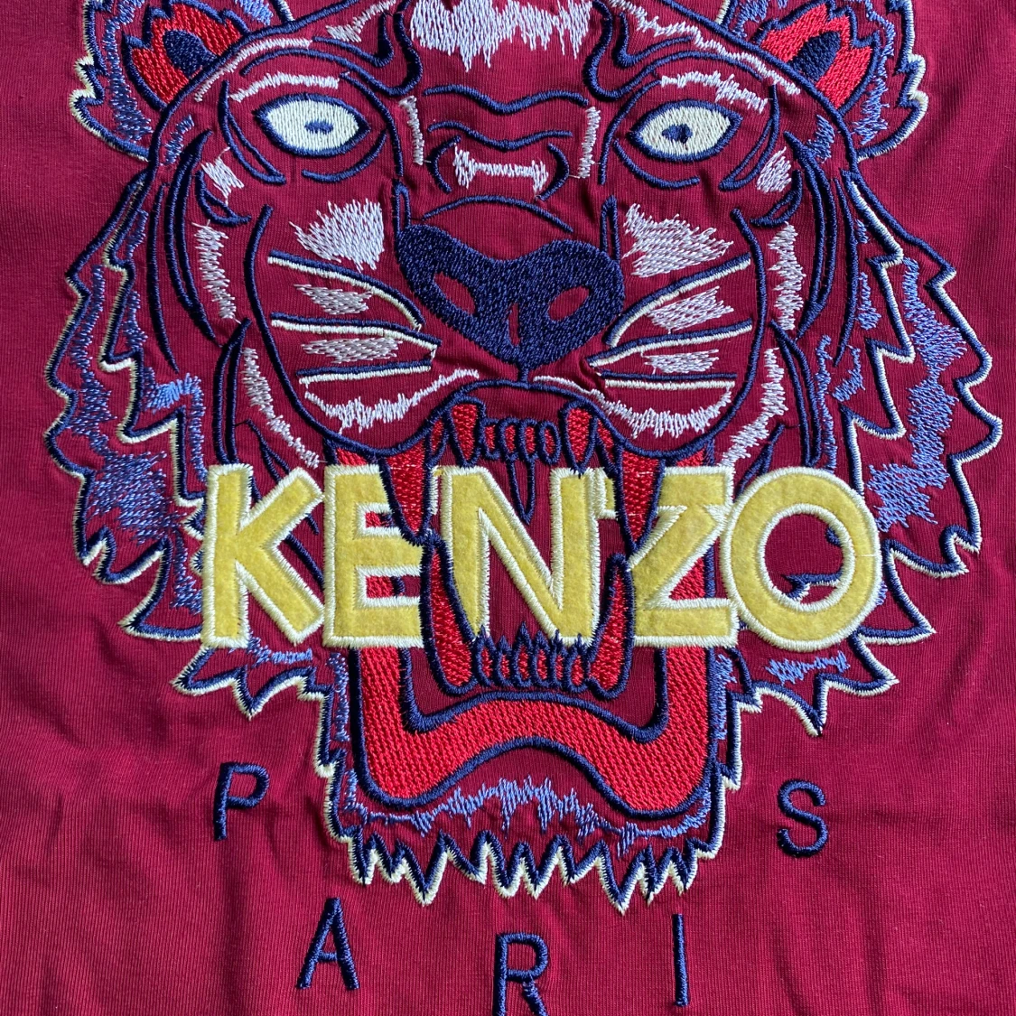 Röd t-shirt med tigerbroderi från Kenzo - 3